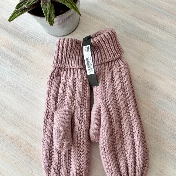 NWT Love & Lore Soft Pink Rory Rib Mittens with Soft Lining. - Picture 3 of 8